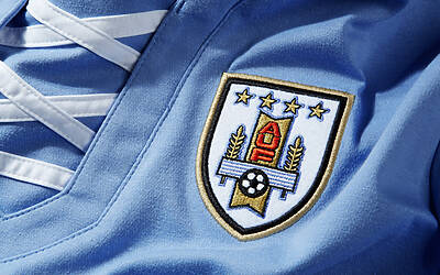 lo stemma della AUF nella nuova maglia Uruguay 2013