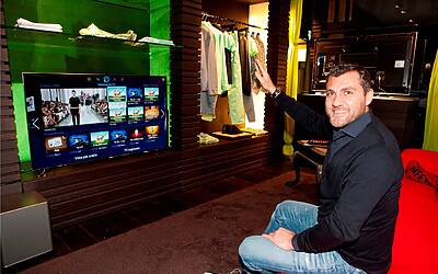 samsung bikkembergs  BOBO VIERI comanda con la mano il tv  LOW