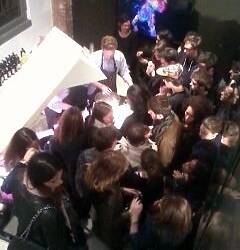 tutti a caccia di un cocktail al The Art + Science Of Supernatural Motion di Nike in occasione Fuori Salone di Milano