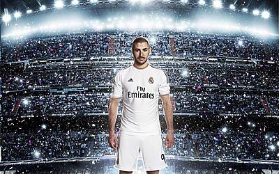 Benzema indossa la nuova maglia del Real Madrid 2