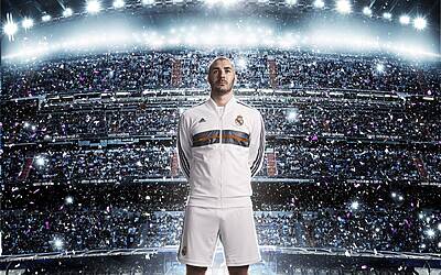 Benzema indossa la nuova maglia del Real Madrid