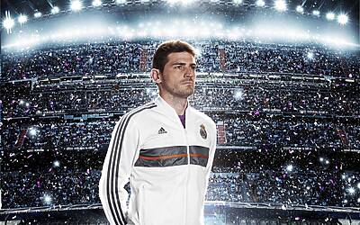 Casillas indossa la nuova maglia del Real Madrid