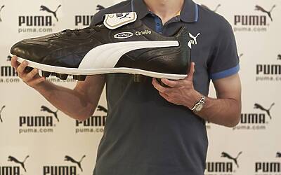 Chiellini con la scarpa celebrativa Puma King