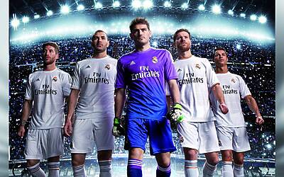 gli atleti indossano la nuova maglia del Real Madrid