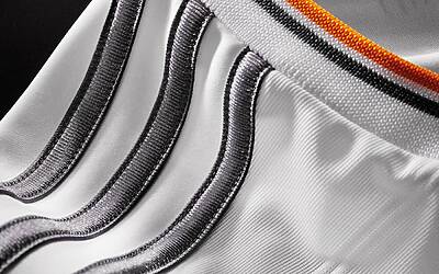 gli inserti in arancione nella nuova maglia del Real Madrid