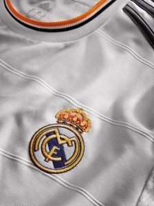 il logo del Real Madrid nella nuova maglia del Real Madrid