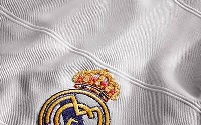 il logo del Real Madrid nella nuova maglia del Real Madrid