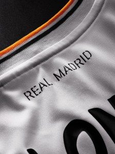 la scritta Real Madrid nella nuova maglia del Real Madrid