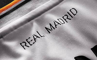 la scritta Real Madrid nella nuova maglia del Real Madrid