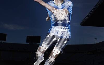 una curiosa immagine di javi martinez in the engine adidas opta