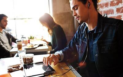 003 bose qc20i rgb environmental 72dpi A5