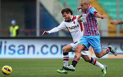 Almiron del Catania con ai piedi la Solista la scarpa catarifrangente della Lotto