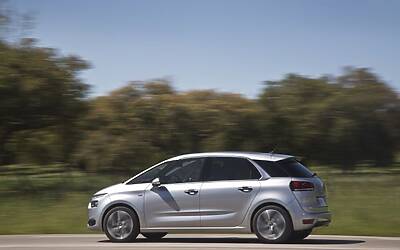 CITROEN C4 PICASSO TECNOSPACE LE FOTO DEGLI ESTERNI ED I DETTAGLI DELLA TECNOLOGIA CON I DUE DISPLAY AD ALTA DEFINIZIONE HD 18