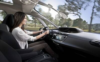 CITROEN C4 PICASSO TECNOSPACE LE FOTO DEGLI INTERNI ED I DETTAGLI DELLA TECNOLOGIA CON I DUE DISPLAY AD ALTA DEFINIZIONE HD 50