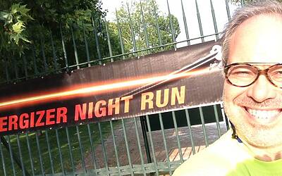 ENERGIZER NIGHTRUN LA CORSA NOTTURNA AL PARCO SEMPIONE DI MILANO CON 6000 PARTECIPANTI RUN RUNNER PODISTI PODISMO 005