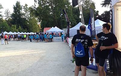 ENERGIZER NIGHTRUN LA CORSA NOTTURNA AL PARCO SEMPIONE DI MILANO CON 6000 PARTECIPANTI RUN RUNNER PODISTI PODISMO 014