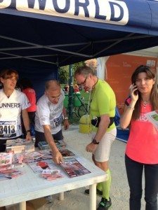 ENERGIZER NIGHTRUN LA CORSA NOTTURNA AL PARCO SEMPIONE DI MILANO CON 6000 PARTECIPANTI RUN RUNNER PODISTI PODISMO 023