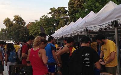 ENERGIZER NIGHTRUN LA CORSA NOTTURNA AL PARCO SEMPIONE DI MILANO CON 6000 PARTECIPANTI RUN RUNNER PODISTI PODISMO 048