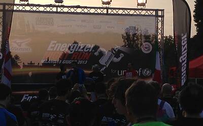 ENERGIZER NIGHTRUN LA CORSA NOTTURNA AL PARCO SEMPIONE DI MILANO CON 6000 PARTECIPANTI RUN RUNNER PODISTI PODISMO 050