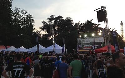 ENERGIZER NIGHTRUN LA CORSA NOTTURNA AL PARCO SEMPIONE DI MILANO CON 6000 PARTECIPANTI RUN RUNNER PODISTI PODISMO 057