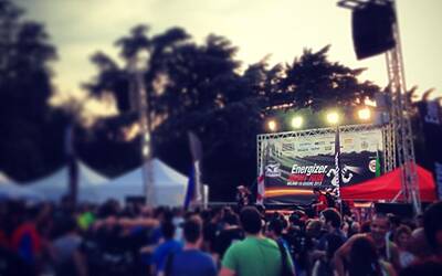 ENERGIZER NIGHTRUN LA CORSA NOTTURNA AL PARCO SEMPIONE DI MILANO CON 6000 PARTECIPANTI RUN RUNNER PODISTI PODISMO 058