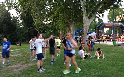 ENERGIZER NIGHTRUN LA CORSA NOTTURNA AL PARCO SEMPIONE DI MILANO CON 6000 PARTECIPANTI RUN RUNNER PODISTI PODISMO 062