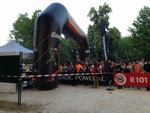 ENERGIZER NIGHTRUN LA CORSA NOTTURNA AL PARCO SEMPIONE DI MILANO CON 6000 PARTECIPANTI RUN RUNNER PODISTI PODISMO 067