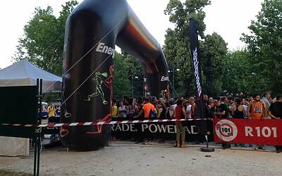 ENERGIZER NIGHTRUN LA CORSA NOTTURNA AL PARCO SEMPIONE DI MILANO CON 6000 PARTECIPANTI RUN RUNNER PODISTI PODISMO 067