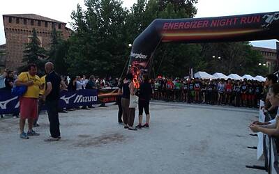 ENERGIZER NIGHTRUN LA CORSA NOTTURNA AL PARCO SEMPIONE DI MILANO CON 6000 PARTECIPANTI RUN RUNNER PODISTI PODISMO 072