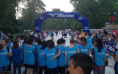 ENERGIZER NIGHTRUN LA CORSA NOTTURNA AL PARCO SEMPIONE DI MILANO CON 6000 PARTECIPANTI RUN RUNNER PODISTI PODISMO 073