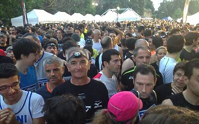 ENERGIZER NIGHTRUN LA CORSA NOTTURNA AL PARCO SEMPIONE DI MILANO CON 6000 PARTECIPANTI RUN RUNNER PODISTI PODISMO 075
