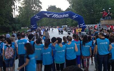 ENERGIZER NIGHTRUN LA CORSA NOTTURNA AL PARCO SEMPIONE DI MILANO CON 6000 PARTECIPANTI RUN RUNNER PODISTI PODISMO 085