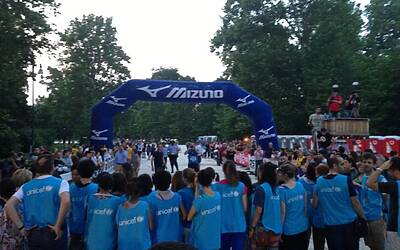 ENERGIZER NIGHTRUN LA CORSA NOTTURNA AL PARCO SEMPIONE DI MILANO CON 6000 PARTECIPANTI RUN RUNNER PODISTI PODISMO 088