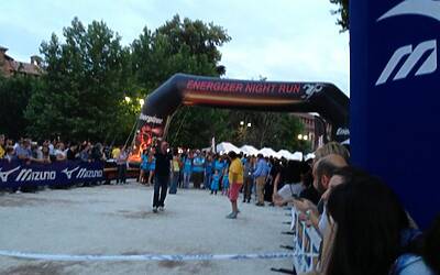 ENERGIZER NIGHTRUN LA CORSA NOTTURNA AL PARCO SEMPIONE DI MILANO CON 6000 PARTECIPANTI RUN RUNNER PODISTI PODISMO 090