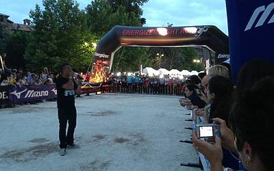 ENERGIZER NIGHTRUN LA CORSA NOTTURNA AL PARCO SEMPIONE DI MILANO CON 6000 PARTECIPANTI RUN RUNNER PODISTI PODISMO 091