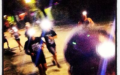 ENERGIZER NIGHTRUN LA CORSA NOTTURNA AL PARCO SEMPIONE DI MILANO CON 6000 PARTECIPANTI RUN RUNNER PODISTI PODISMO 105