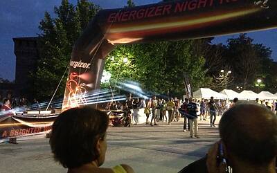 ENERGIZER NIGHTRUN LA CORSA NOTTURNA AL PARCO SEMPIONE DI MILANO CON 6000 PARTECIPANTI RUN RUNNER PODISTI PODISMO 110
