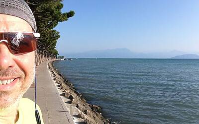 I MIGLIORI PERCORSI DI RUNNING IN ITALIA SCELTI DA MICHELE FICARA MANGANELLI CORRENDO SUL LATO SUD DEL LAGO DI GARDA A PESCHIERA DEL GARDA MISTO TRA STERRATO TERRA E ASFALTO DOOR TO TRAIL 009