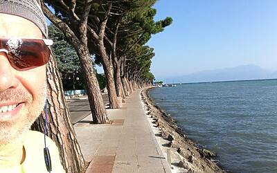 I MIGLIORI PERCORSI DI RUNNING IN ITALIA SCELTI DA MICHELE FICARA MANGANELLI CORRENDO SUL LATO SUD DEL LAGO DI GARDA A PESCHIERA DEL GARDA MISTO TRA STERRATO TERRA E ASFALTO DOOR TO TRAIL 010