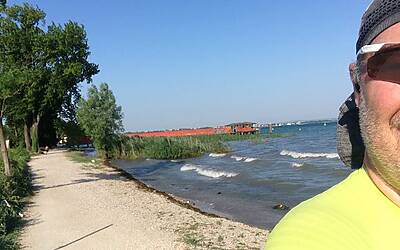 I MIGLIORI PERCORSI DI RUNNING IN ITALIA SCELTI DA MICHELE FICARA MANGANELLI CORRENDO SUL LATO SUD DEL LAGO DI GARDA A PESCHIERA DEL GARDA MISTO TRA STERRATO TERRA E ASFALTO DOOR TO TRAIL 017