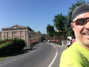 I MIGLIORI PERCORSI DI RUNNING IN ITALIA SCELTI DA MICHELE FICARA MANGANELLI CORRENDO SUL LATO SUD DEL LAGO DI GARDA A PESCHIERA DEL GARDA MISTO TRA STERRATO TERRA E ASFALTO DOOR TO TRAIL 063