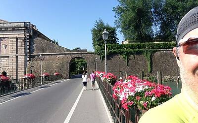 I MIGLIORI PERCORSI DI RUNNING IN ITALIA SCELTI DA MICHELE FICARA MANGANELLI CORRENDO SUL LATO SUD DEL LAGO DI GARDA A PESCHIERA DEL GARDA MISTO TRA STERRATO TERRA E ASFALTO DOOR TO TRAIL 065