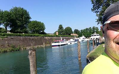 I MIGLIORI PERCORSI DI RUNNING IN ITALIA SCELTI DA MICHELE FICARA MANGANELLI CORRENDO SUL LATO SUD DEL LAGO DI GARDA A PESCHIERA DEL GARDA MISTO TRA STERRATO TERRA E ASFALTO DOOR TO TRAIL 066