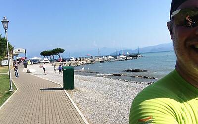 I MIGLIORI PERCORSI DI RUNNING IN ITALIA SCELTI DA MICHELE FICARA MANGANELLI CORRENDO SUL LATO SUD DEL LAGO DI GARDA A PESCHIERA DEL GARDA MISTO TRA STERRATO TERRA E ASFALTO DOOR TO TRAIL 081