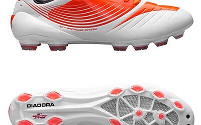 LA TACCHETTATURA MOLTO PARTICOLARE DELLA DIADORA DD NA