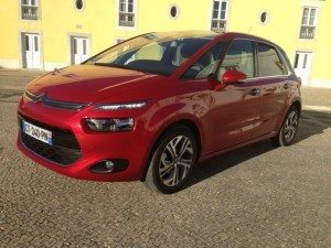 LANCIO EUROPEO DI CITROEN C4 PICASSO A LISBONA CON LA NUOVA DOTAZIONE TECNOLOGICA DOPPIO DISPLAY DA 12 e 7 POLLICI CON LA CONNESSIONE INTEGRATA ALLA RETE E APP DEDICATE 118