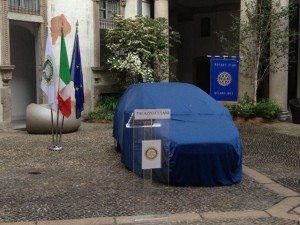 La cerimonia di consegna a palazzo cusani della nuova fiat grande punto donata dal rotary club milano net alla fondazione asilo mariuccia 02