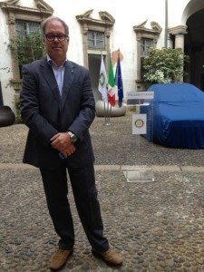 La cerimonia di consegna a palazzo cusani della nuova fiat grande punto donata dal rotary club milano net alla fondazione asilo mariuccia 04