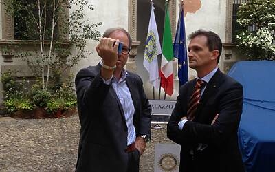 La cerimonia di consegna a palazzo cusani della nuova fiat grande punto donata dal rotary club milano net alla fondazione asilo mariuccia 05