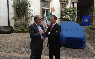 La cerimonia di consegna a palazzo cusani della nuova fiat grande punto donata dal rotary club milano net alla fondazione asilo mariuccia 06